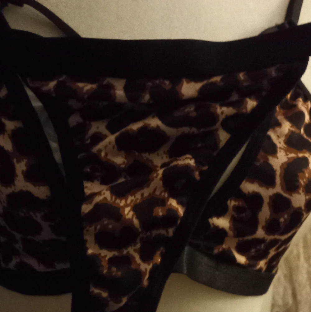 New,2pc leopard lingerie sleepwear bralette heart ring detail,string panty sizem - Picture 4 of 10